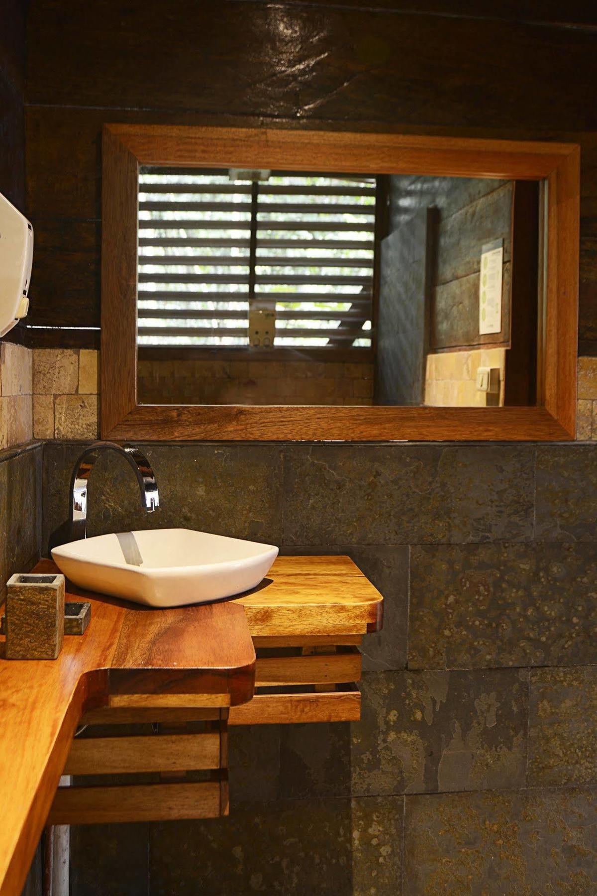 Jamu Lodge Puerto Montufar Exterior photo